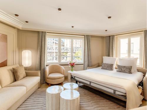 une chambre avec un lit, un canapé et une table dans l'établissement Merveil Luxury Suite - Eiffel Tower terrasse, à Paris