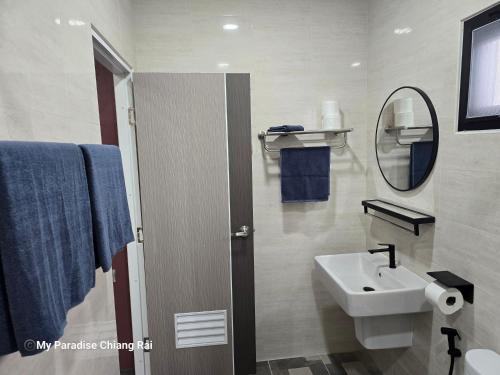 a bathroom with a sink and a mirror at My Paradise Chiang Rai in Ban Doi Hang