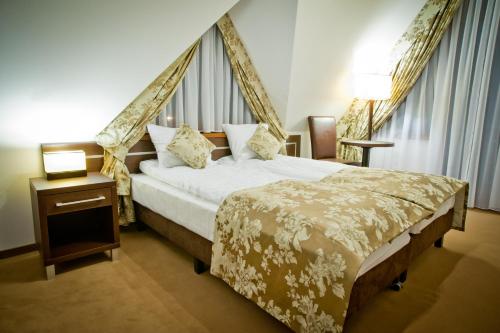 een hotelkamer met een hemelbed bij Apartamenty Rubin in Zakopane