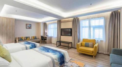 ein Hotelzimmer mit zwei Betten und einem Stuhl in der Unterkunft Metropolo Hotel Suzhou Guogou Plaza Huaxia in Suzhou