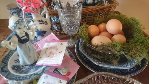 Una mesa con huevos en una canasta sobre una mesa. en Deventer Heritage en Boutique B&B, museumhuis "De Worp", het huis met de theekoepel, logeren in authentiek historisch erfgoed, en Deventer