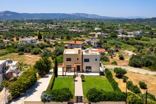 クレマスティにあるMayas Boutique Greece Rhodes Kremastiの庭のある家の航空写真
