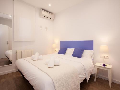 - une chambre avec 2 lits blancs et bleus dans l'établissement Stay U-nique Apartments Sant Pau, à Barcelone