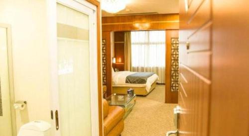a hotel room with a bed and a bathroom at Chonpines Hotels·Zhongshan Xiaolan LRT Station in Zhongshan