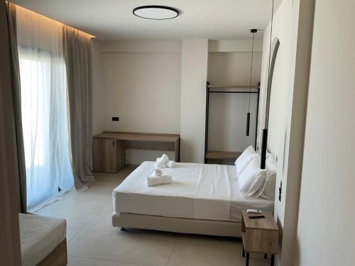 Postel nebo postele na pokoji v ubytování Lotus Serenity Suites