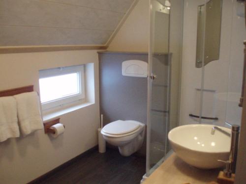 bagno con servizi igienici e lavandino di B&B Pottebreker a Vlamertinge