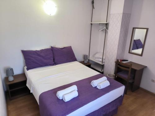 a bedroom with a bed with two towels on it at Omir Bed & Breakfast in Pula