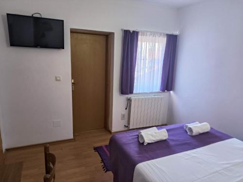 a bedroom with a bed with two towels on it at Omir Bed & Breakfast in Pula