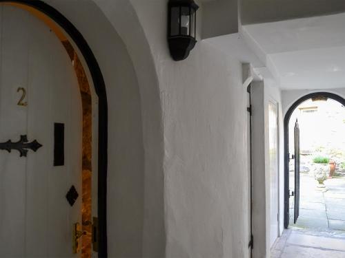 アニックにあるDorothy Forster Courtの白壁の廊下