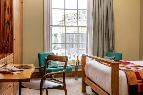 The Megaro Hotel - Kings Cross St Pancras, Londonにあるベッド
