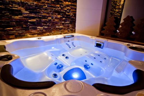 een jacuzzi in het midden van een kamer bij Apartamenty Rubin in Zakopane