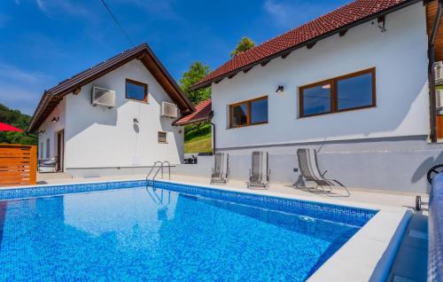 Πισίνα στο ή κοντά στο Pet Friendly Home In Tuheljske Toplice