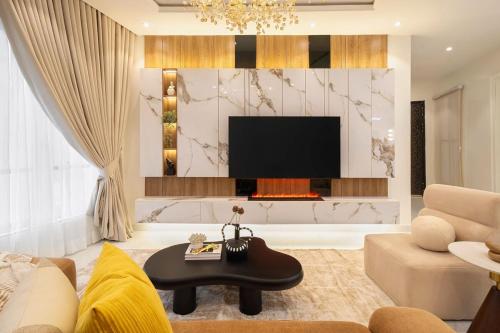 TV a/nebo společenská místnost v ubytování 2 Bedroom Admiralty, Phase 1