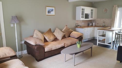 uma sala de estar com um sofá e uma mesa em The Castle Apartment em Strangford