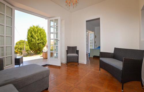 una sala de estar con un sofá y sillas en Appartement Calanches Piana, en Piana