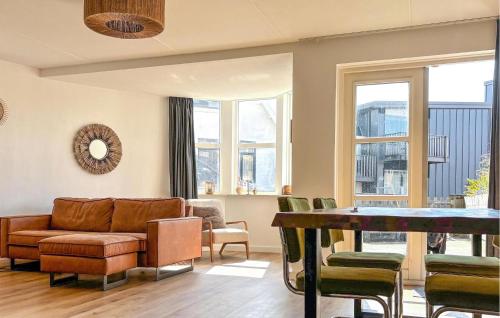 ein Wohnzimmer mit Sofa und Tisch in der Unterkunft Nice Apartment In Bergen Aan Zee in Bergen aan Zee