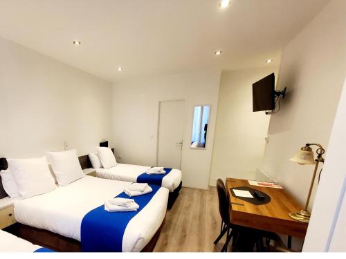 Ένα ή περισσότερα κρεβάτια σε δωμάτιο στο Logis Hôtel Belle Etoile Vichy