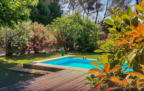 - une piscine dans une cour avec une terrasse en bois dans l'établissement Villa La Bulle, à Grambois