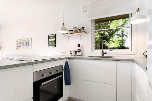 Nhà bếp/bếp nhỏ tại Cozy Summer House Near Beach And Nature