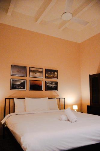 Una cama o camas en una habitación de NEW Apartment in Sliema by People & Places