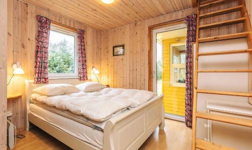 ThyholmにあるCozy Holiday Home With View Of Lyngs Dragのベッドと窓のある寝室
