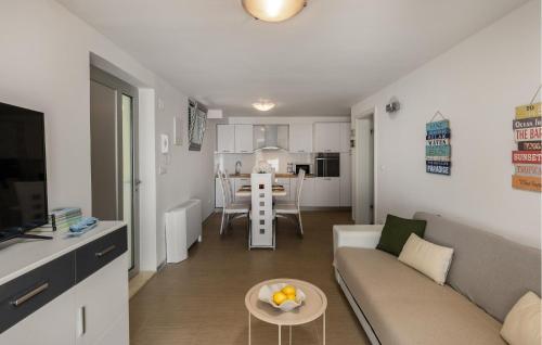 1 Bedroom Lovely Apartment In Dramalj