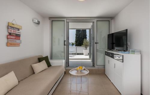 1 Bedroom Lovely Apartment In Dramalj