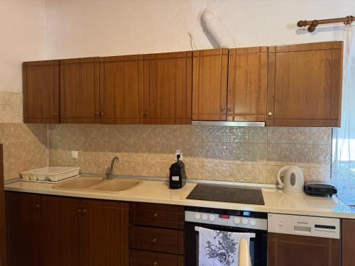 Una cocina o zona de cocina en Granny's House