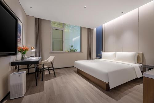 Postel nebo postele na pokoji v ubytování Atour Hotel Qingdao Laoshan Shilaoren Beach