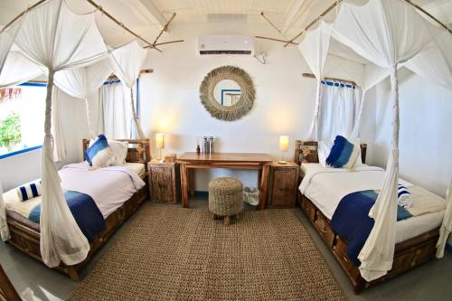 Postel nebo postele na pokoji v ubytování Hollow Tree's Resort