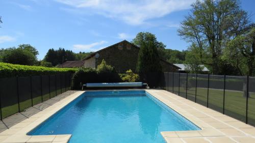 Bazén v ubytování Beautiful house with pool and spa in Dordogne 3 bedrooms nebo v jeho okolí