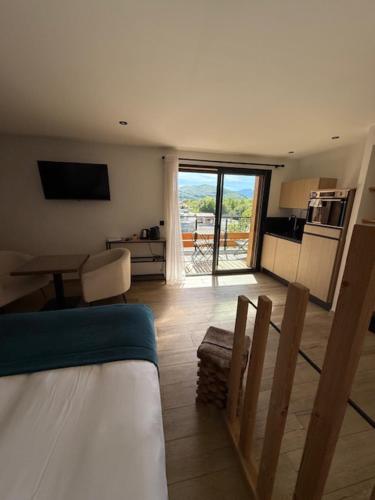 Ένα ή περισσότερα κρεβάτια σε δωμάτιο στο Appart Hôtel Le JAS