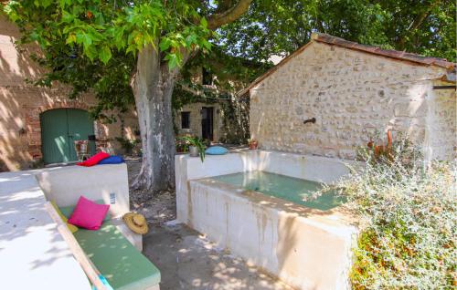 Un jacuzzi en un patio con un árbol. en La Barralière, en Tulette