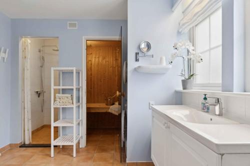 Bilik mandi di Renovated Summer House In Vejby Tisvilde