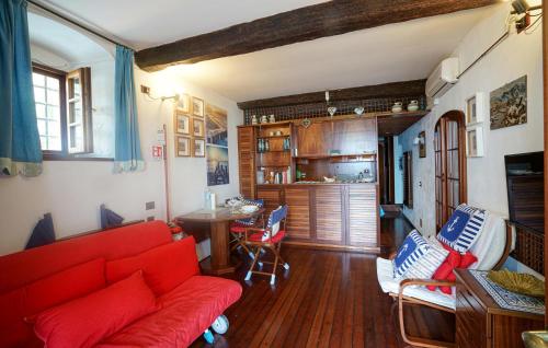 un soggiorno con un divano rosso e un tavolo di 1 Bedroom Stunning Apartment In Camogli a Camogli