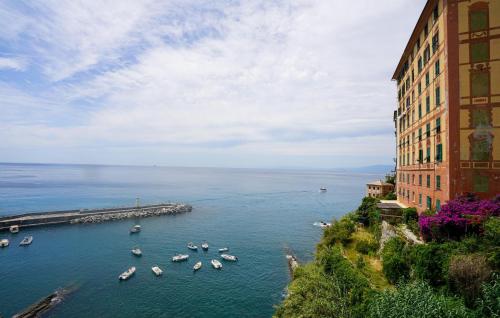 un gruppo di barche in acqua accanto a un edificio di 1 Bedroom Stunning Apartment In Camogli a Camogli