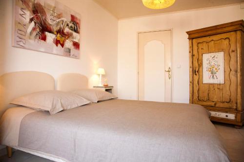 une chambre avec un grand lit dans une pièce dans l'établissement Résidence les Ibis Location entre mer et montagne, à Toulon