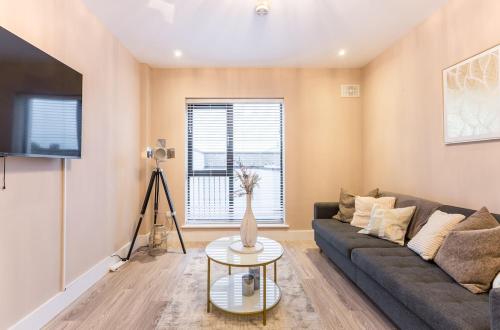 a living room with a couch and a table at Hot Tub Luxe Villa In The Heart Of Dublin in Dublin