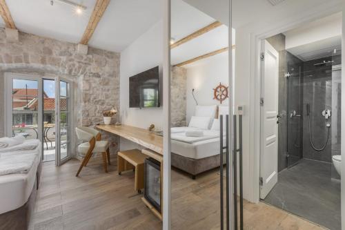 马卡尔斯卡Casa Columba - 4 Star Design Boutique Hotel with Outdoor Pool & Private Garden的客房设有带淋浴和盥洗盆的浴室。