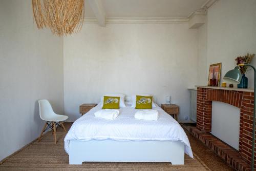 En eller flere senge i et værelse på Villa spacieuse avec piscine privée