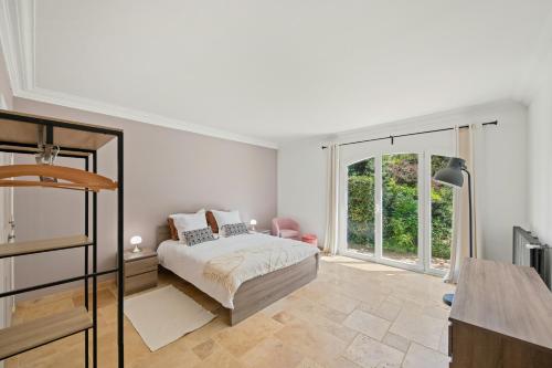 Una cama o camas en una habitación de Provencal Villa With Pool In Collobrières