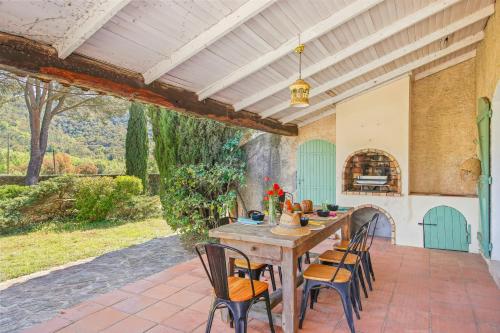 Un jardín fuera de Provencal Villa With Pool In Collobrières