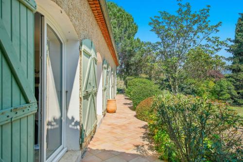 Un jardín fuera de Provencal Villa With Pool In Collobrières