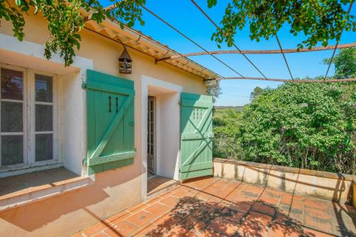 Un jardín fuera de Provencal Villa With Pool In Collobrières