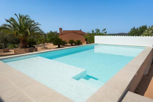 una piscina en una villa en Origen Andévalo Alma y paisaje, en Calañas