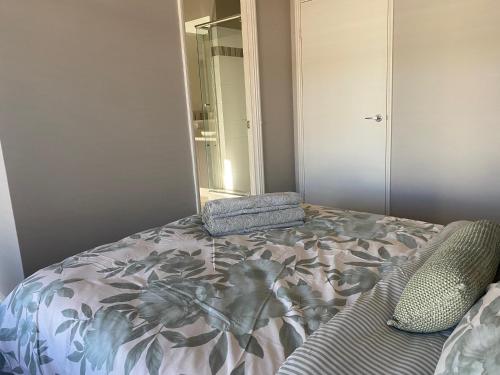 Ένα ή περισσότερα κρεβάτια σε δωμάτιο στο Atwell Family Accommodation