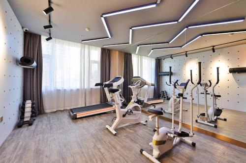 Atour Hotel Harbin Songbei Ice and Snow Worldにあるフィットネスセンターまたはフィットネス設備