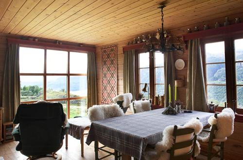 Ruang duduk di Unique Cabin Between Fjord, Waterfall And Mountain
