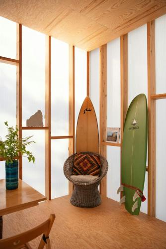 Galeriebild der Unterkunft Off-Grid Summer Pavilion With Views Of Gotlands Nature in Lärbro