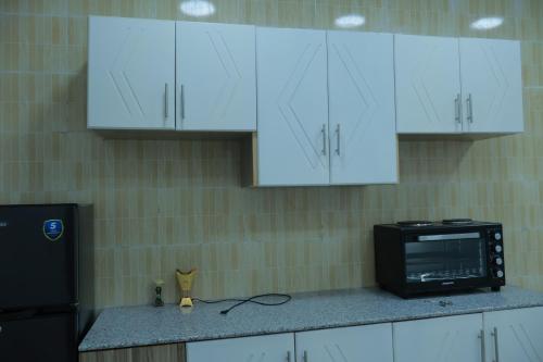 Η κουζίνα ή μικρή κουζίνα στο Spacious 5-Bedroom Apartment in the Heart of Bole